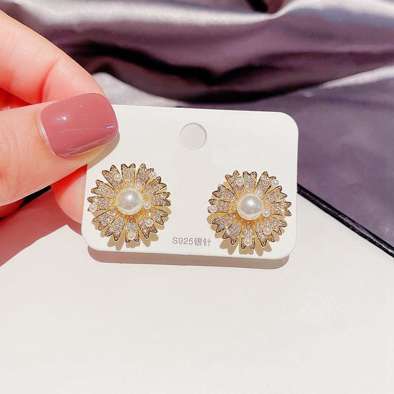 S925 Silber Nadel Zirkon Mikro-eingelegte Blume Perle Ohrringe display picture 7