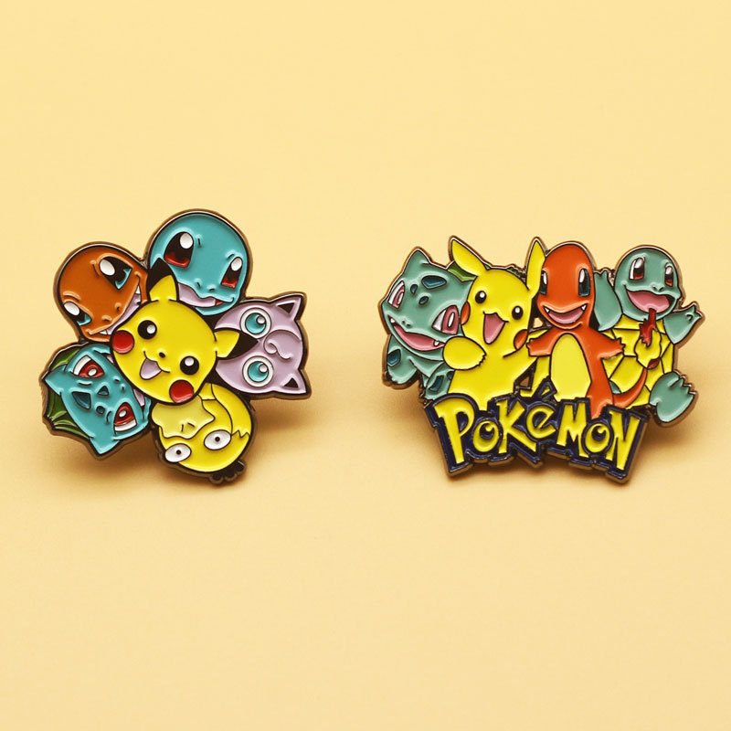Anime japonés Pikachu dibujos animados broche linda chica camisa con PIN personalidad insignia de metal al por mayor
