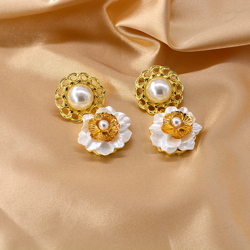 New Baroque Pearl Button Shell Flower Earrings Wholesale display picture 5