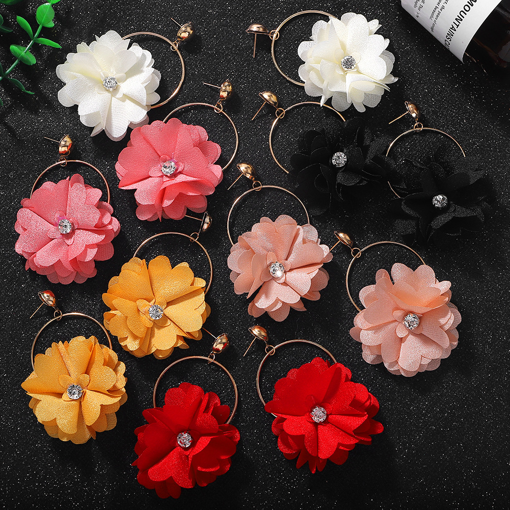 Internet Coréen Influenceur Fashionmonger Tous-match Fleur Strass-intégré Boucles D'oreilles Pour Les Femmes Croix-frontière Vente Chaude Nouveau À La Mode Frais Doux Tissu Boucles D'oreilles display picture 4