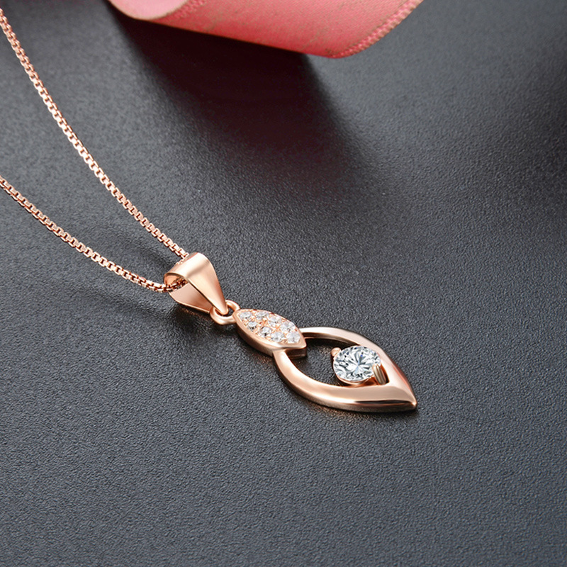 Japonés y coreano s925 Collar de plata mujeres lujo luz diamante gota agua colgante moda simple hoja joyería fuente fábrica