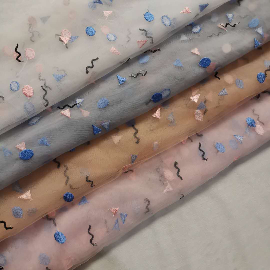 热销款手感细腻锦瑞士网底布椭圆三角形几何图案撞色刺绣 现货