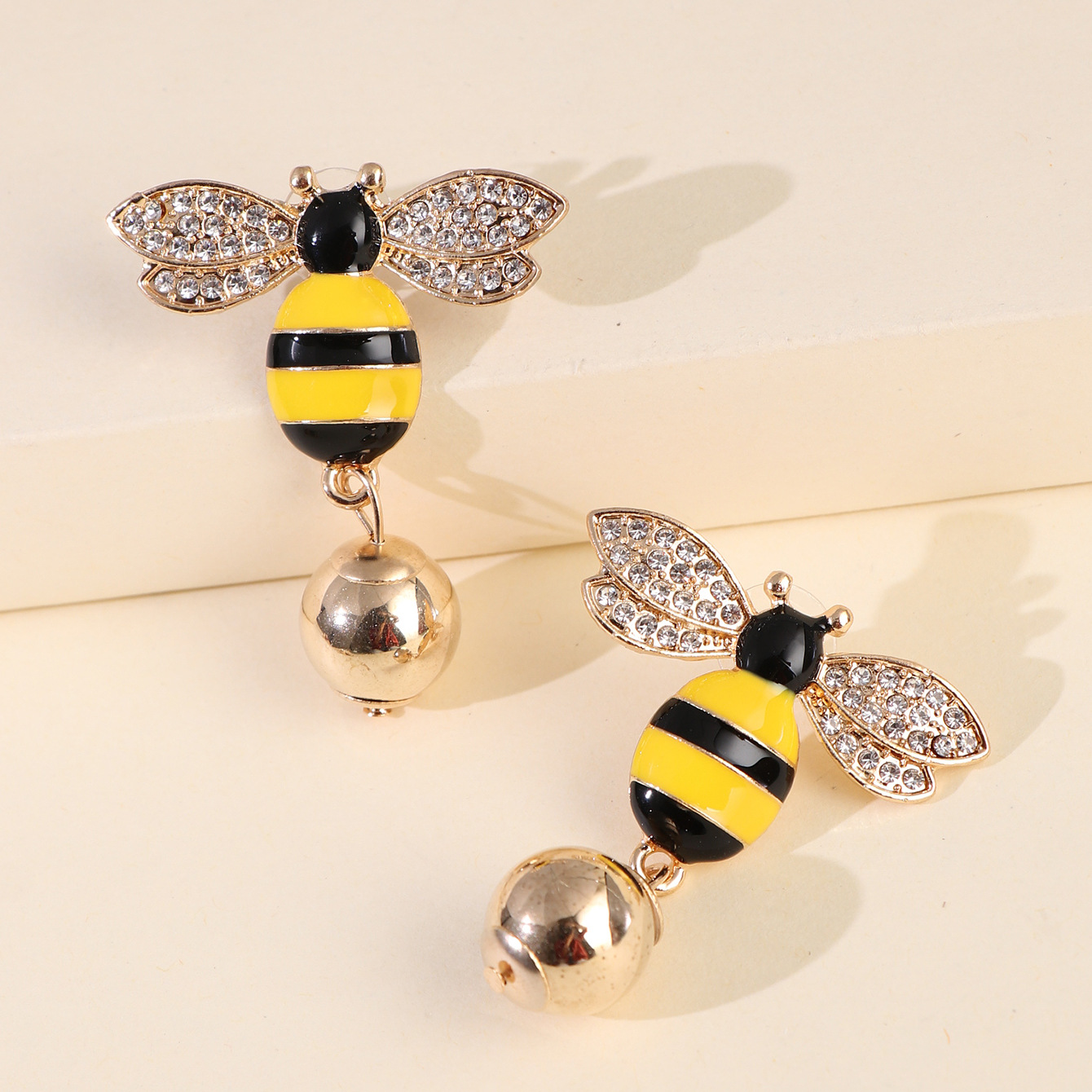 Hot Sales New Symmetrical Earrings Bee Pearl Earrings Ear Jewelry Insect Earrings Korea Wholesale Nihaojewelry display picture 1