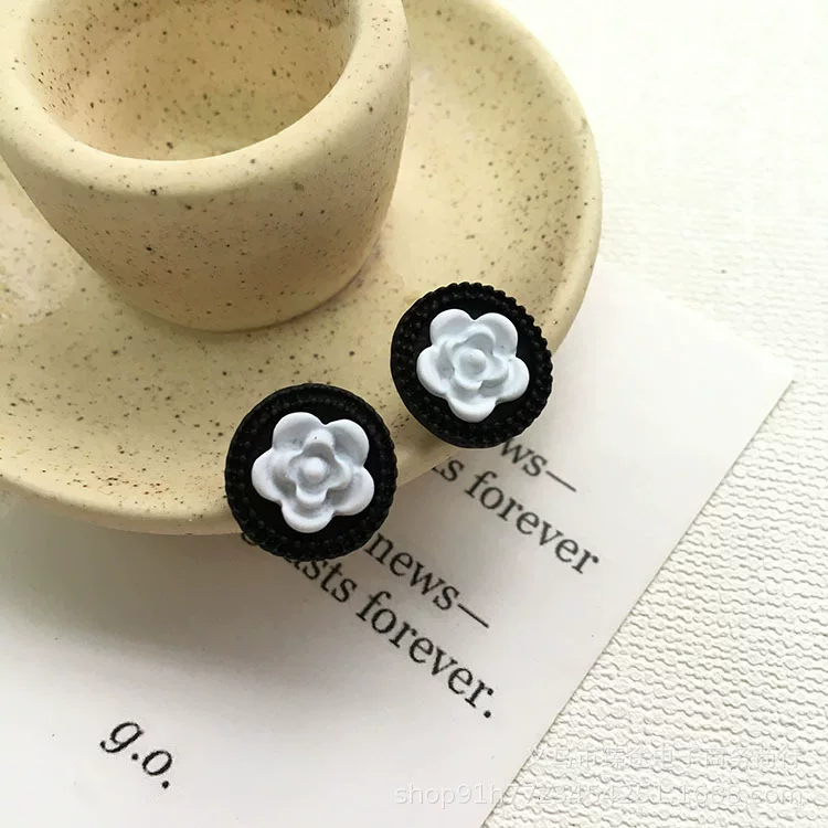 Retro earrings, silver 925 sample, flowered, simple and elegant design