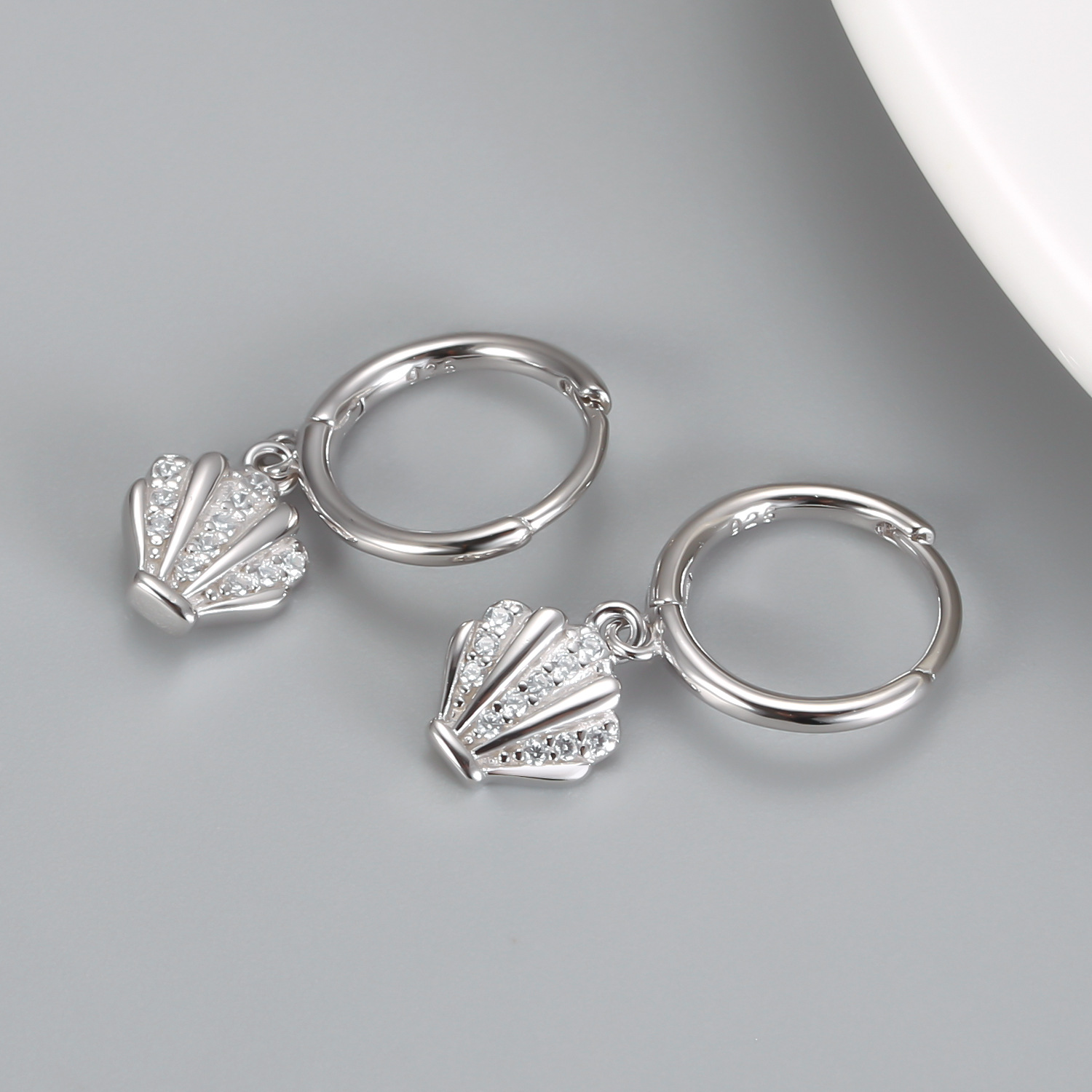 5g Weight Zircon Inlay Material Earrings Classification 1 Pair Quantity 1 Pair 925 Sterling Silver Zircon Shell Earrings