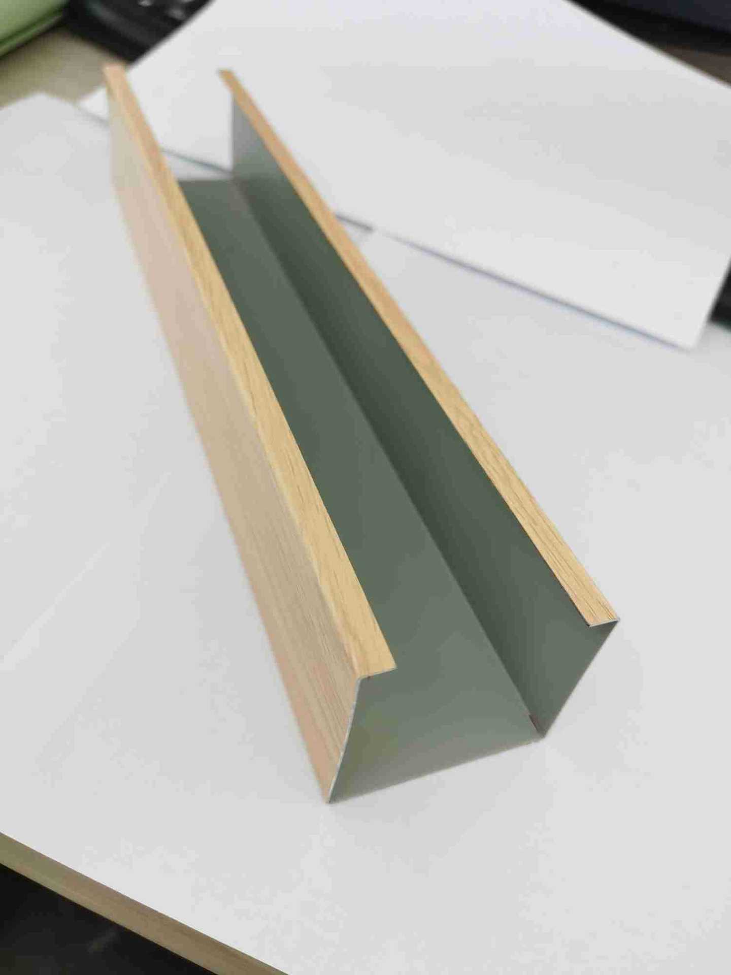 鋁方通現代簡約木紋U型槽天花幕牆集成吊頂方通格柵弧形鋁方通