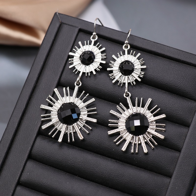 Gold Round Color Gemstone Earrings Black Sun Star Pendant Exaggerated Earrings Wholesale Nihaojewelry display picture 3