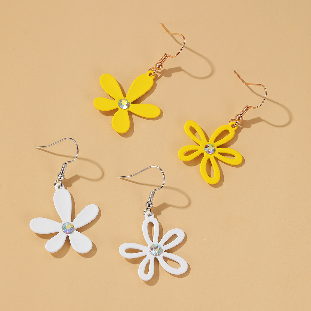 New Earrings About Asymmetric Hollow Flower Earrings Small Fresh Girl Feeling Five Petals Earrings Wholesale Nihaojewelry display picture 3