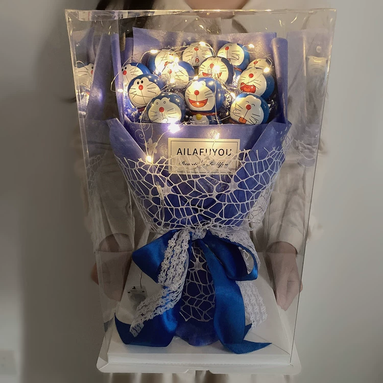 Букет мыла-розы с мультяшной куклой (Дораэмон), светодиодная гирлянда, прозрачная подарочная коробка, размеры 32×25×29 см