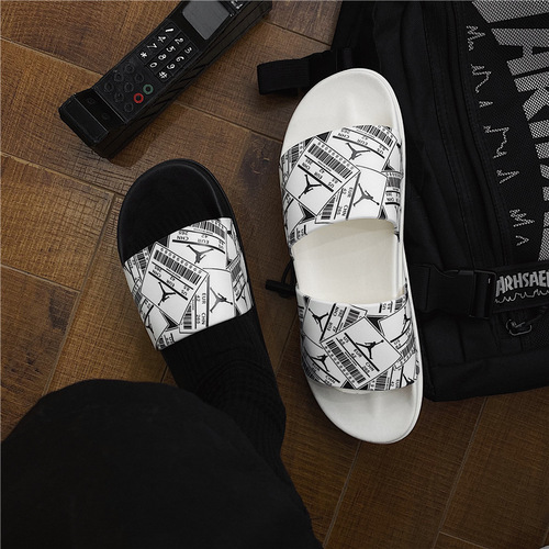 Slippers for men, trendy summer fashion outer wear, trendy Korean soft-soled outdoor beach sandals, personalized non-slip slippers