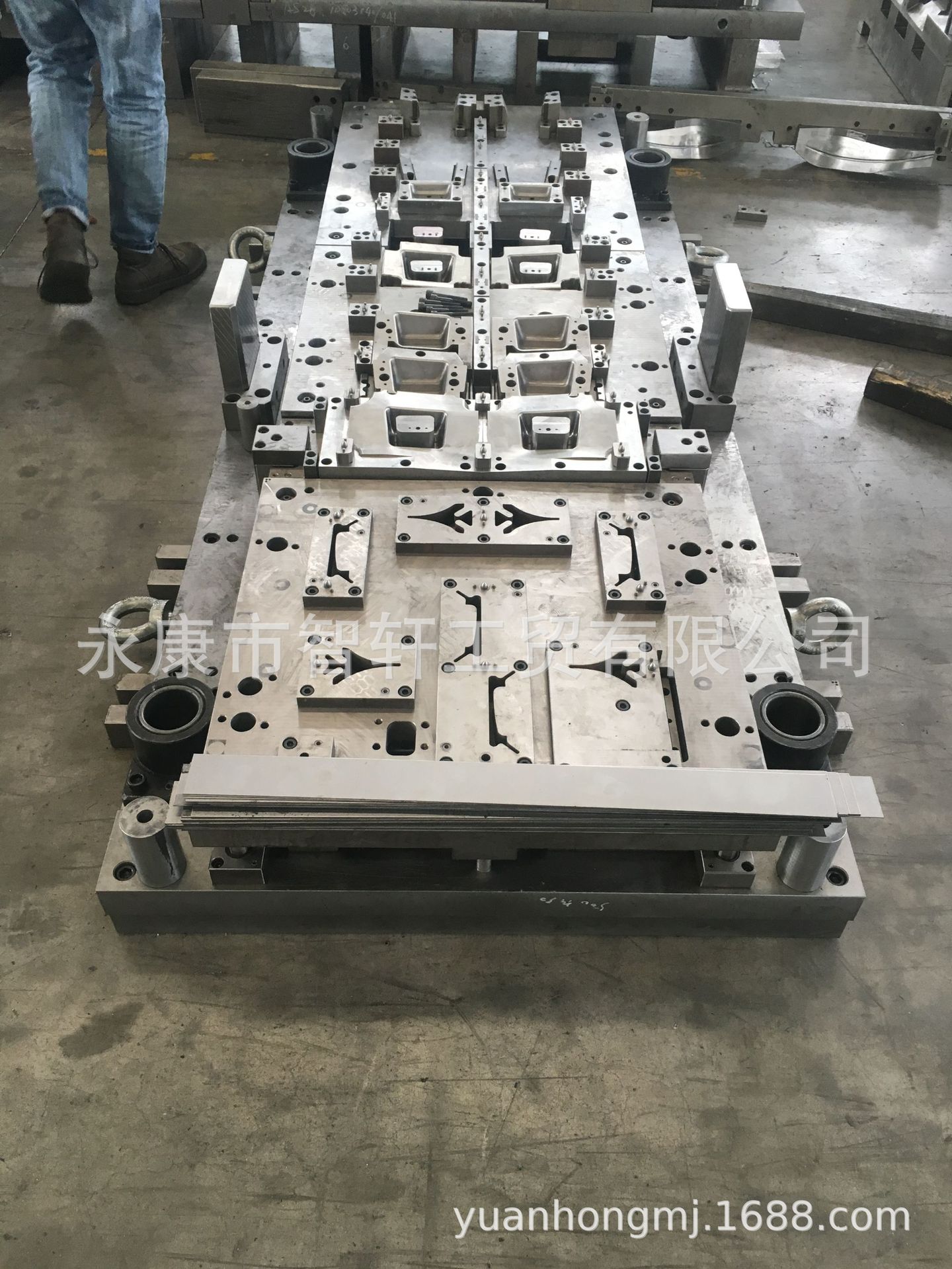 大型连续模级进模具及三次元机械手模具制作，大冲床提供产品加工