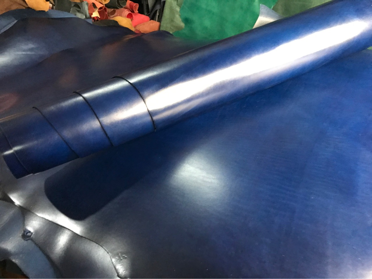 深蓝色植鞣革高光油蜡牛皮2.0mm封底 20-30尺 工厂批发高油脂牛皮