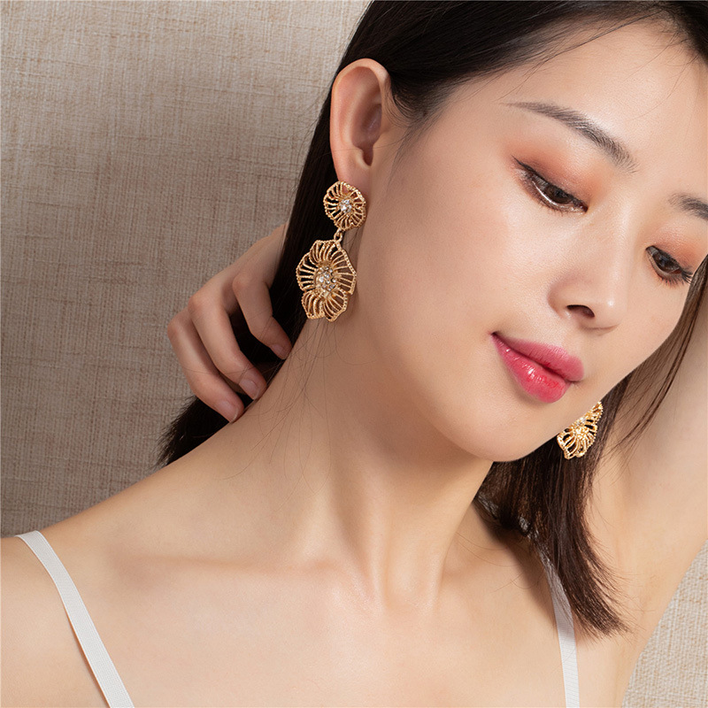 Light Luxury Simple Fashion Baroque Flower Diamond Korean Gold Earrings display picture 1