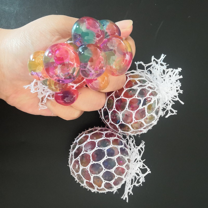 Las pequeñas actividades de microempresas empujan el código de escaneo para enviar regalos debajo de la línea roja en línea, regalos prácticos, pequeños drenadores, artefactos creativos