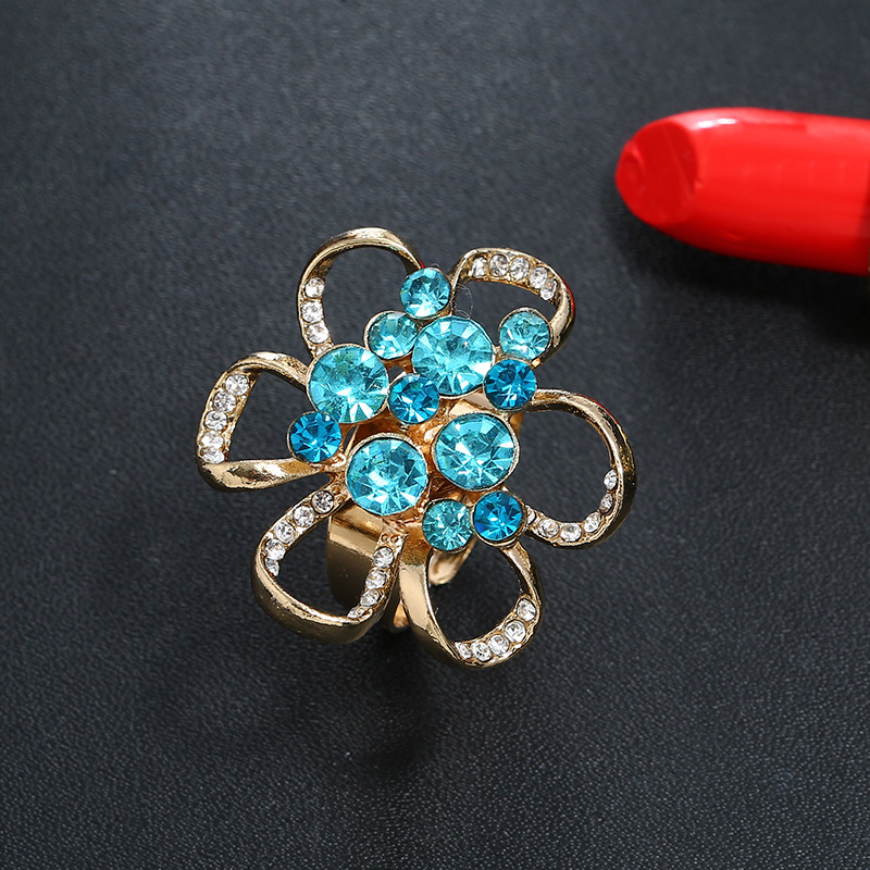 Retro Diamond Hollow Flower Ring display picture 4