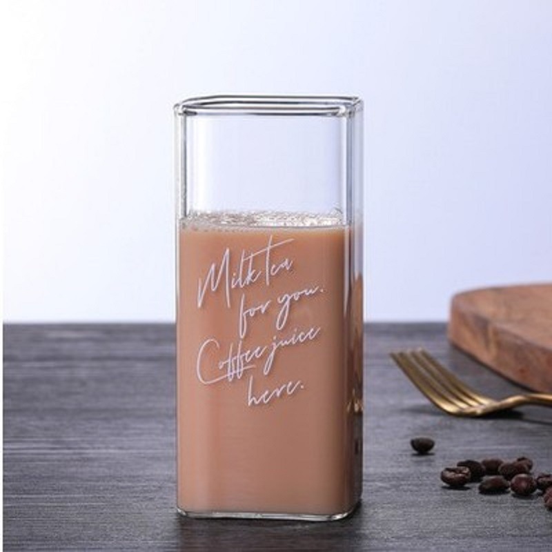 Taza cuadrada de la letra