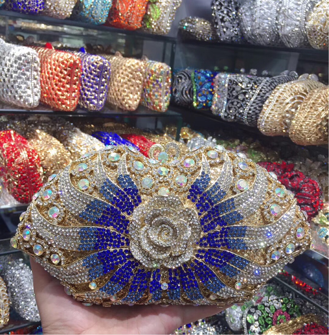 Túi clutch nữ đính kim cương giả kim loại rỗng, kiểu dáng sang trọng, kích thước 22.5x12x6 cm — Đế Vàng Kim Cương chi tiết 5