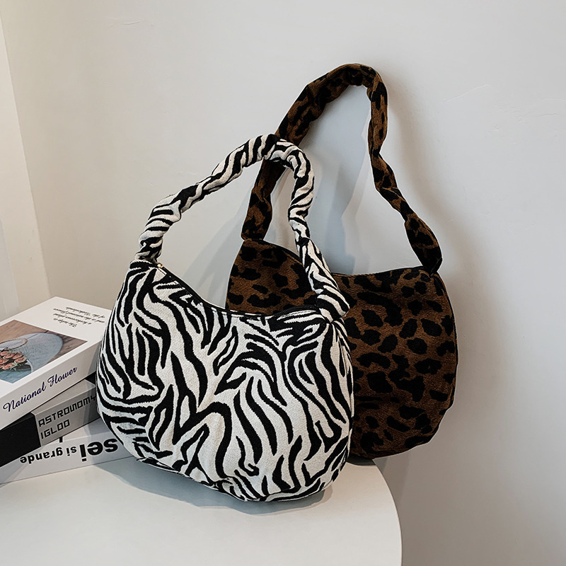 廠家批發大容量豹紋餃子包女2020新款潮腋下燈芯絨手提購物袋