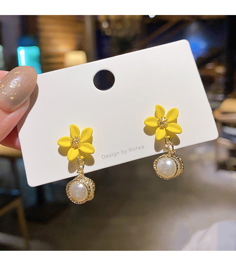 Fashion Yellow Flower Pearls Contrast Color Cute Copper Earrings Wholesale display picture 3