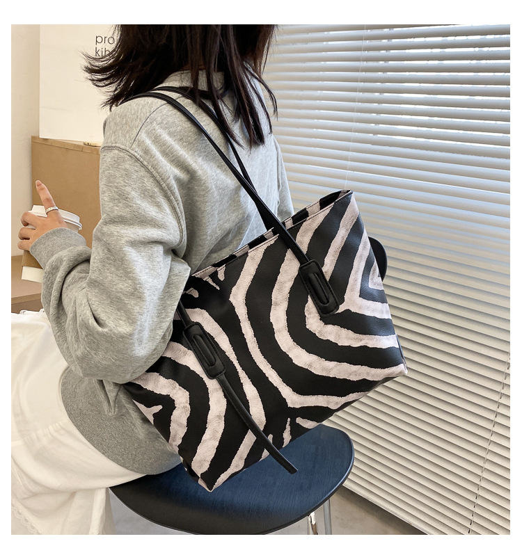 New Popular Large-capacity Striped Big Bag display picture 13