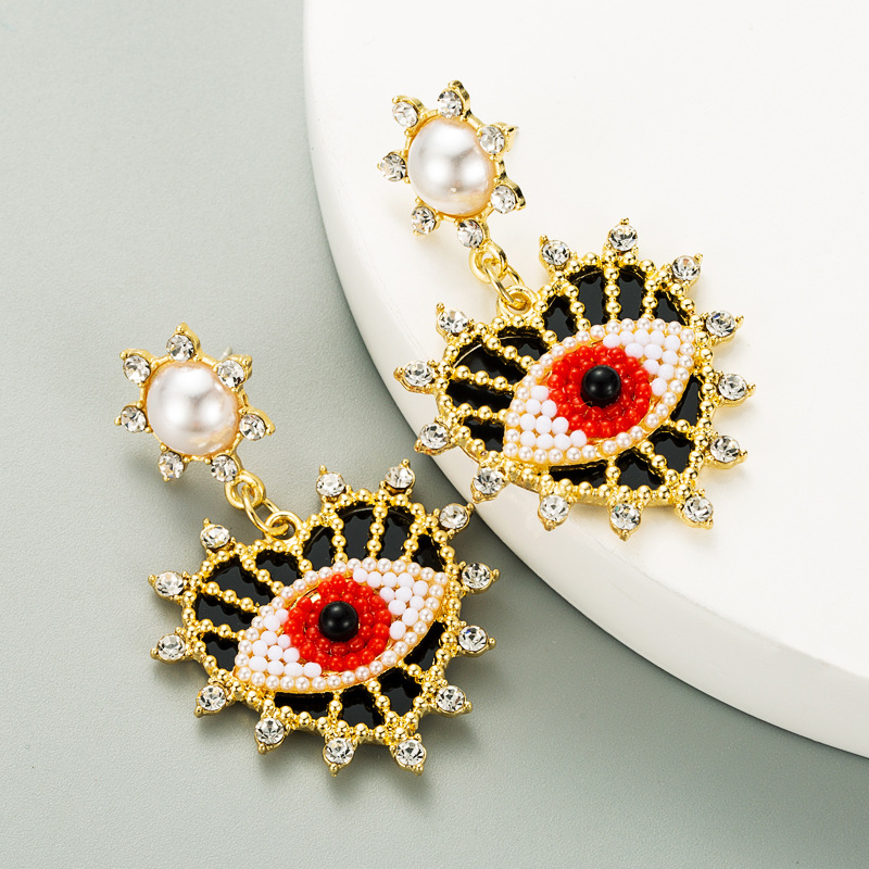 Exquisite Devil's Eyes Diamond-studded Pearl Heart-shaped Earrings display picture 5