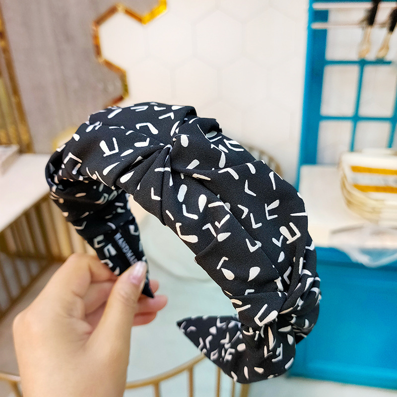 Korean Simple Wide-brimmed Letter Fold Headband High-end Retro Fabric Floral Headband Fashion Wholesale Nihaojewelry display picture 10
