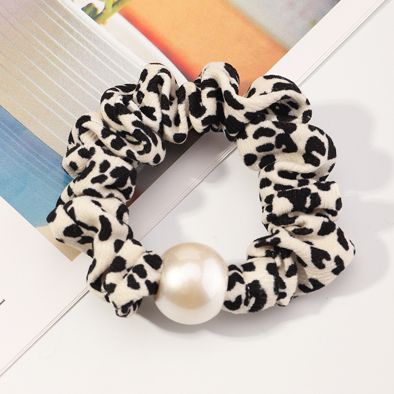 Scrunchies Coreanos De Pelo Con Estampado De Leopardo Y Perlas A Rayas display picture 7