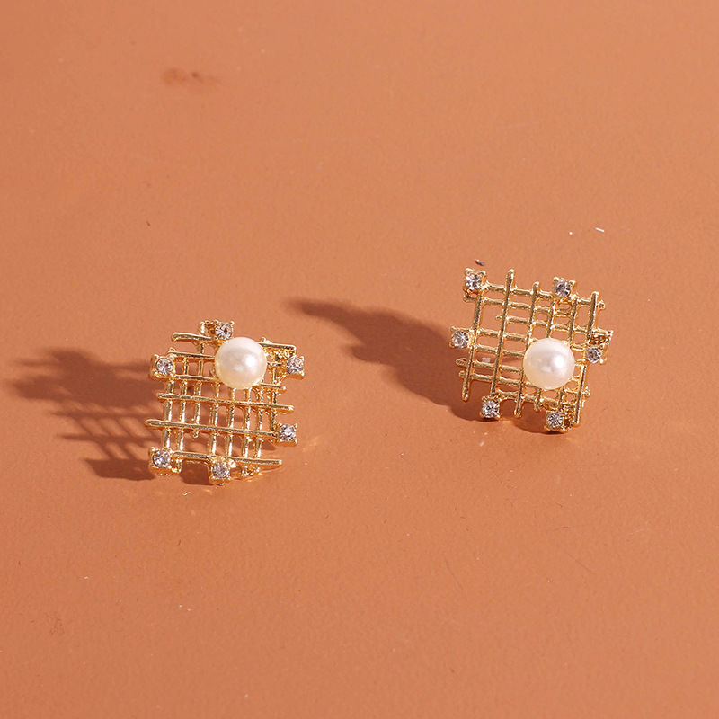 Retro  Square Fashion Pearl Alloy Earrings Wild Mesh Hollow Rhinestone Earrings  Nihaojewelry Wholesale display picture 7