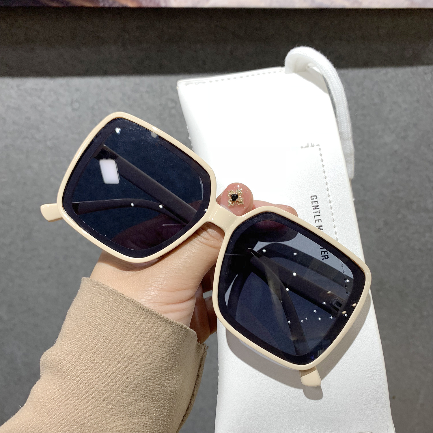 Simple Style Women's Sunglasses display picture 12