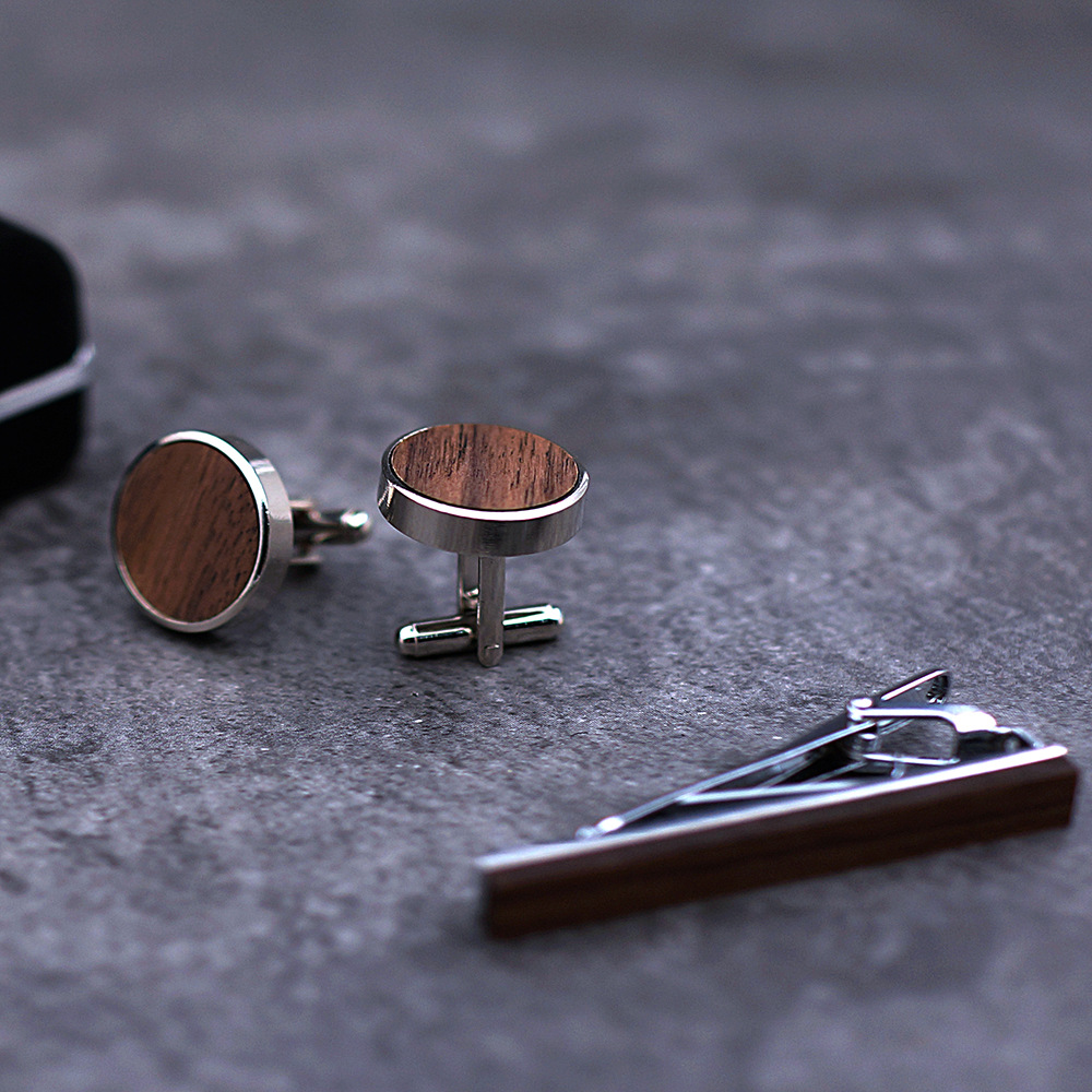 Set fermacravatta e gemelli in legno di noce e ottone a righe_voghion.com