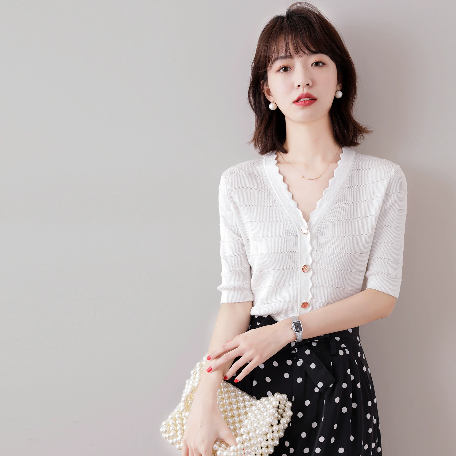 Гонконгский рис [Хорошее качество постоянных клиентов] Летний кружевной однобортный Однотонный свитер с короткими рукавами и V-образным вырезом