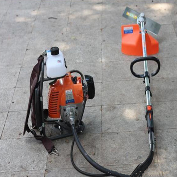 El cuerpo es corto y el tractor agrícola de cuatro ruedas con marco corto es conveniente para trabajar en el invernadero.