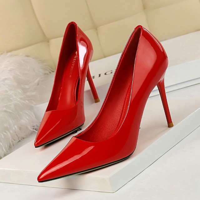 European and American fashion simple thin heel high heel patent leather shallow mouth pointy sexy thin professio