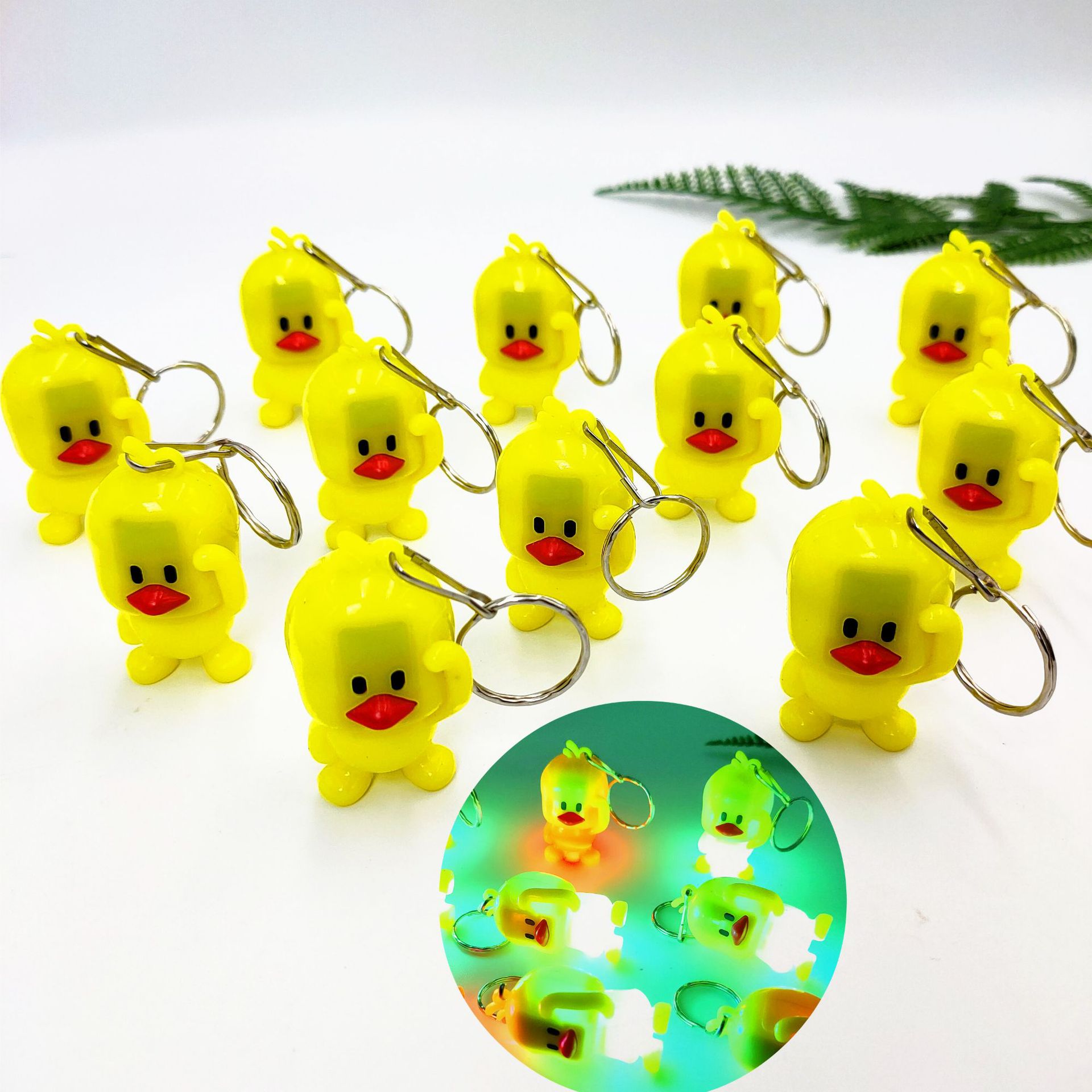 Celebridad en línea pequeño pato amarillo luminoso tiktok pato llavero colgante creativo wechat push Scan código pequeño regalo juguete luminoso