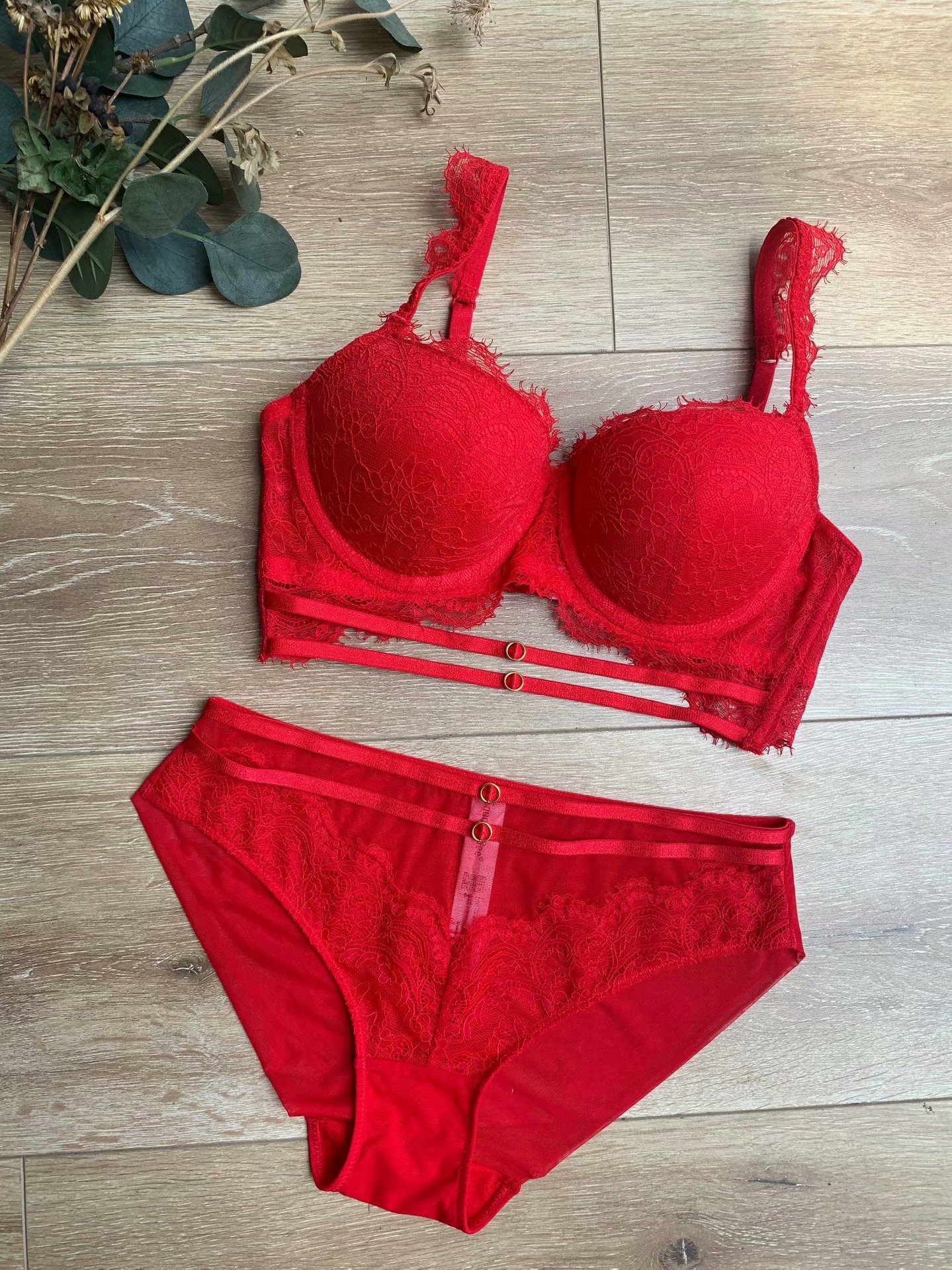 New French Sexy Lace Overlay with Steel Ring Gathering Large Women's Bra Set_voghion.com