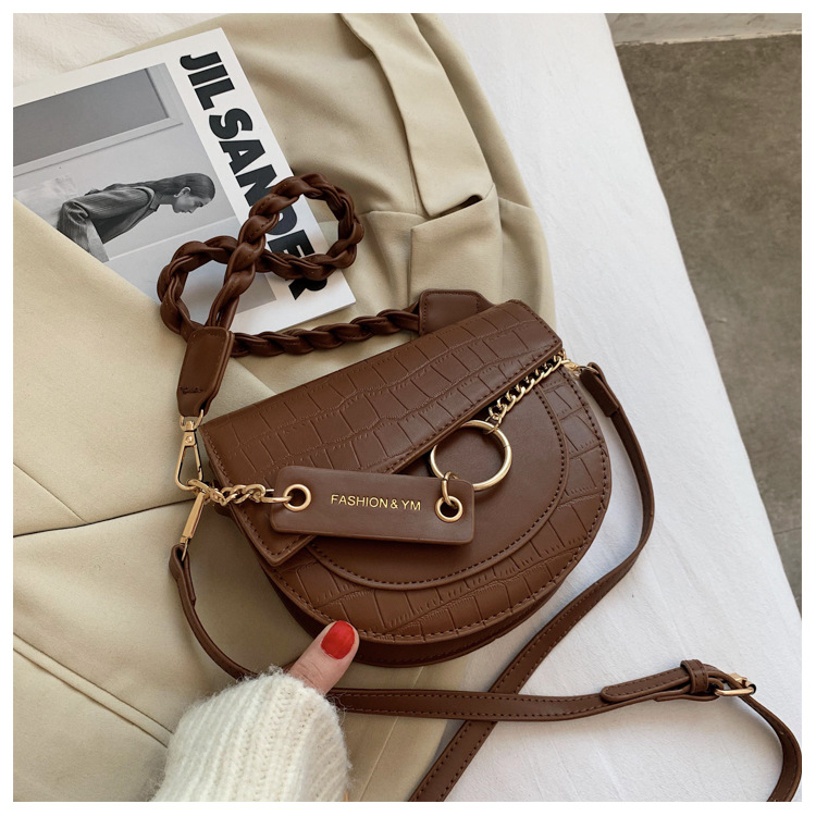 Korean Chain Solid Color Saddle Bag display picture 3