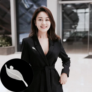 Women's High-end Tree Leaf Pearl Dress Accessory for Night Party