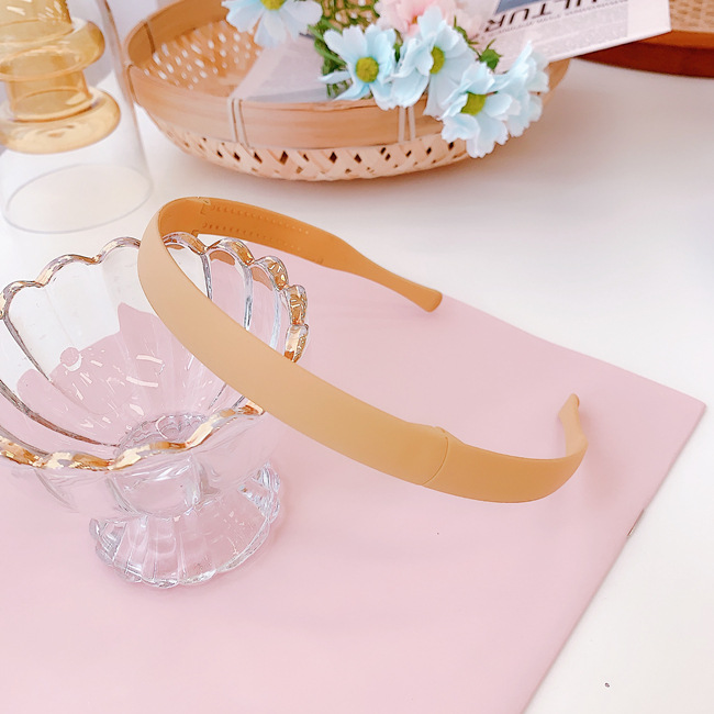 Korean Girl Color Folding Thin-edged Headband Simple Plastic Toothed Non-slip Headband Candy-colored Resin Wholesale Nihaojewelry display picture 5