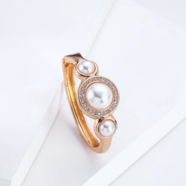 Retro Inlaid Pearl Alloy Gold-plated Bracelet display picture 3