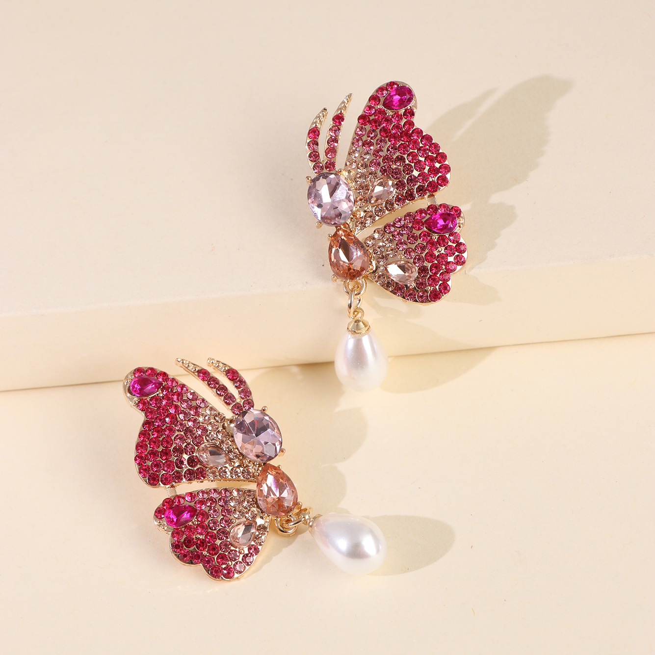 New Big Rhinestone Butterfly Wings Pearl Earrings Exaggerated Big Ladies Earrings Wholesale Nihaojewelry display picture 4