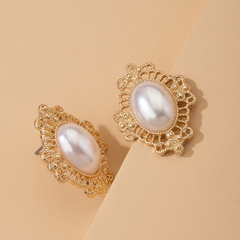 Classic Retro Large Pearl Nostalgic Elegant Ear Clip Alloy Earrings display picture 3