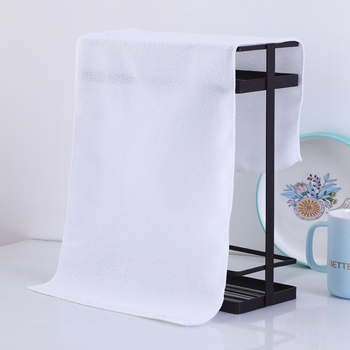 Hotel guest rooms offer paid use of disposable white towels that absorb water and do not shed hair, individually packaged for supermarkets.