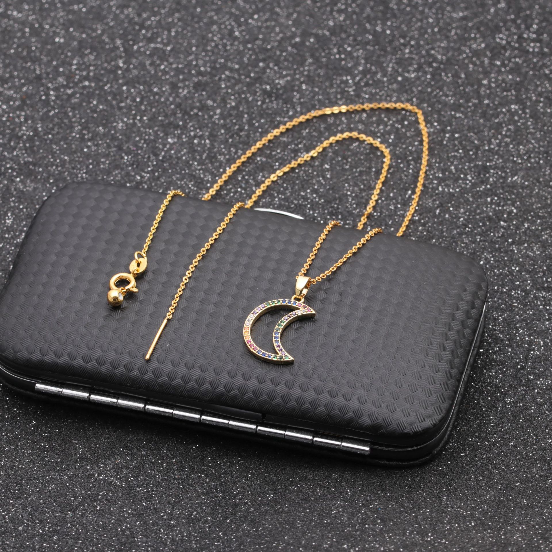 Tendance Mode Nouveau Collier Pendentif En Cuivre Micro-incrusté D&#39;or Géométrique Zircon Étoile Lune display picture 2