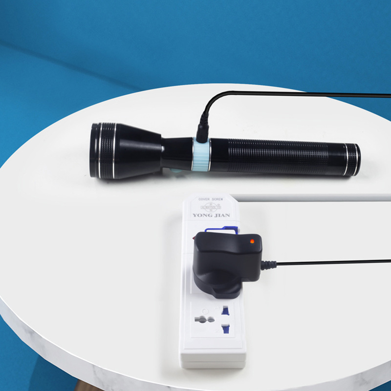 厂家直销 18650锂电池英规充电器 手电筒中东迪拜充电器 转灯