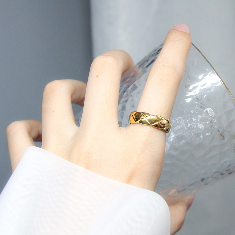 Lingge Pattern Women'S Gender Plating Design Fashion Lingge Titanium Steel Plating Rings 1 Piece