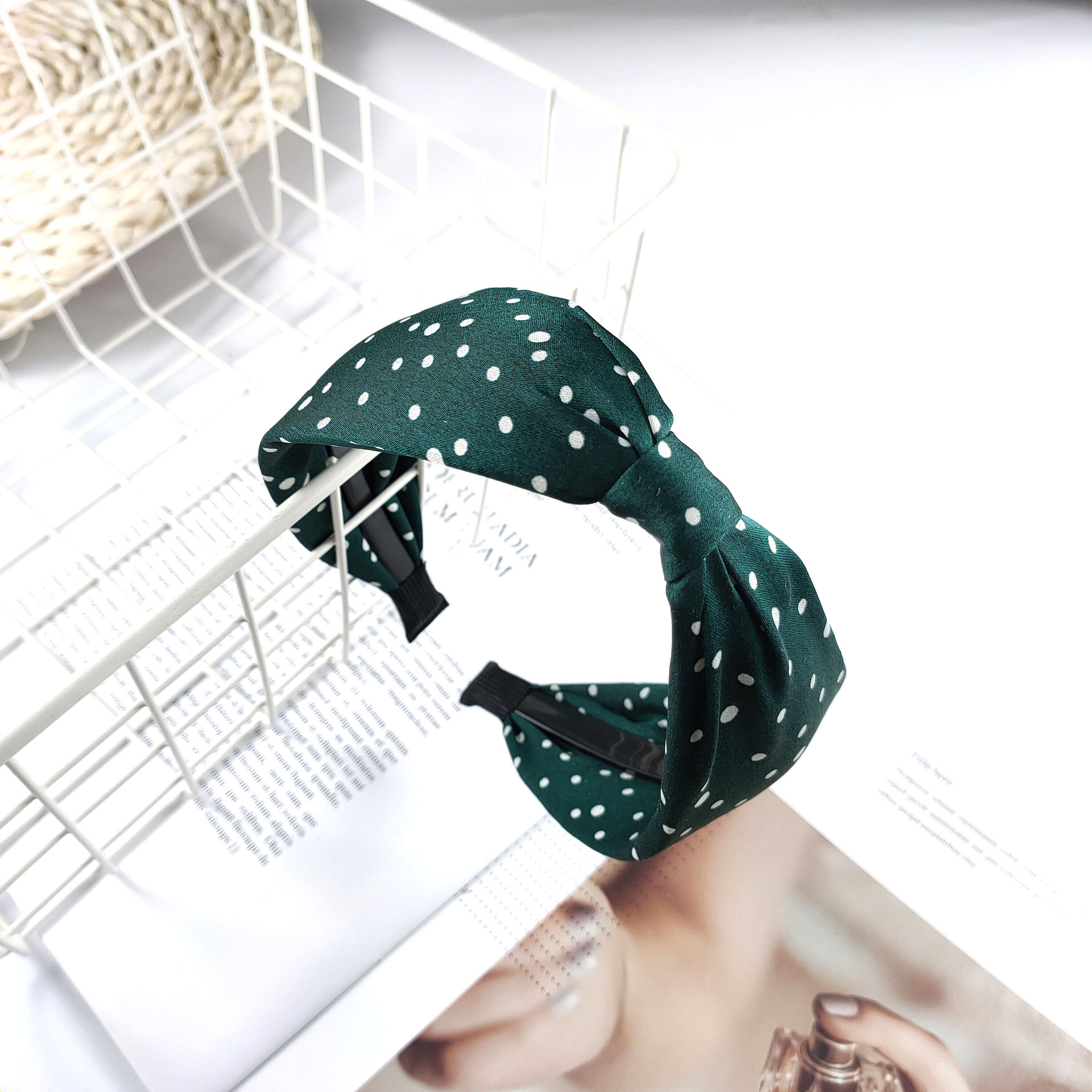 Koreanische Version des Polka Dot Stirnbandes aus Frhling und Sommer neue rutsch feste Haarkarte mit Zhnen grenz berschreitende Mode gepresste Haarband Haarhhlepicture7