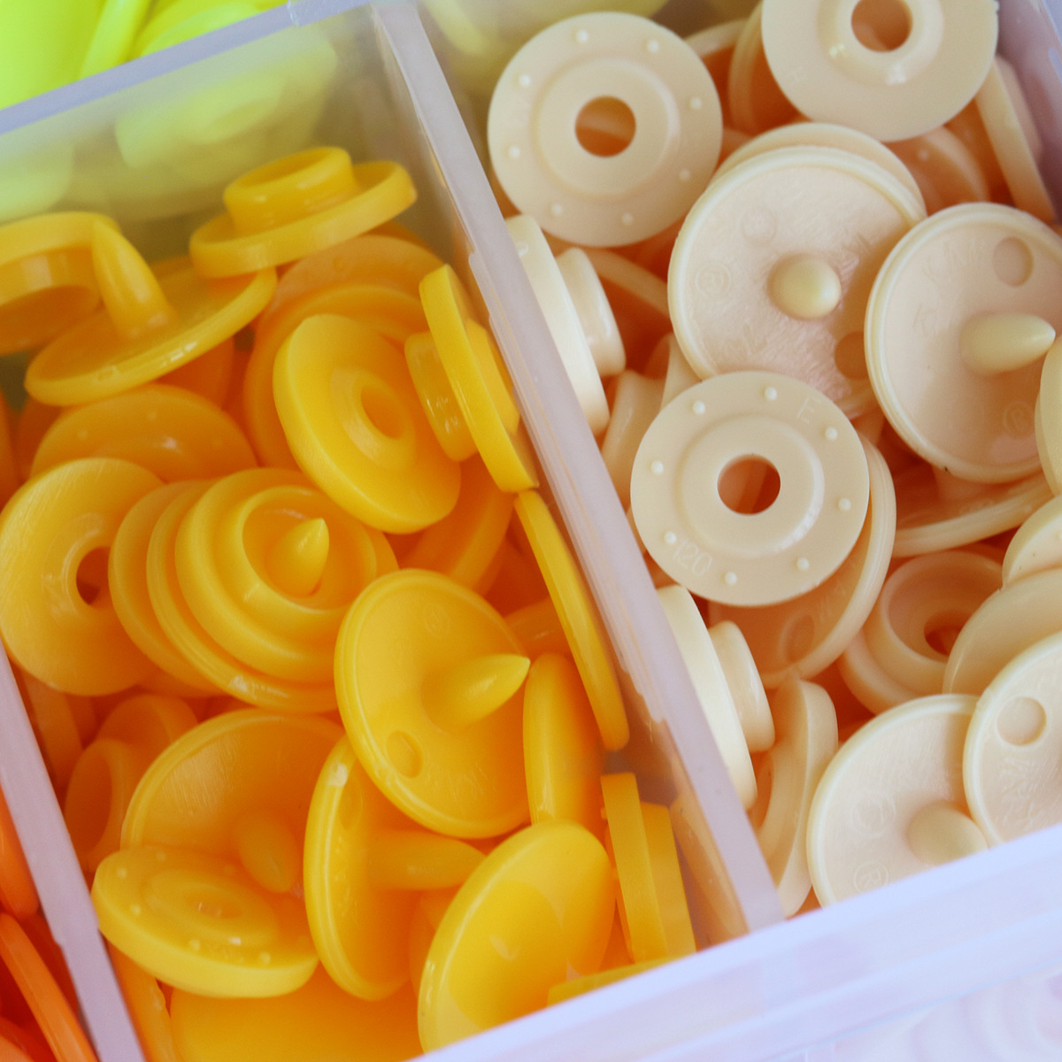 Fábrica transfronteriza Hualian resina T3 caja de botones de plástico con herramientas para bebés botones de traje