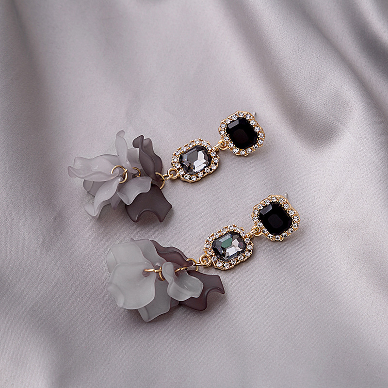 Retro Irregular Acrylic Crystal Black Rose Petal Earrings Wholesale display picture 3