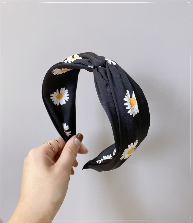 Korea Cute Hair Band Small Daisy Flowers Wide-sided Hook Cross Headband Nihaojewelry Wholesale display picture 2