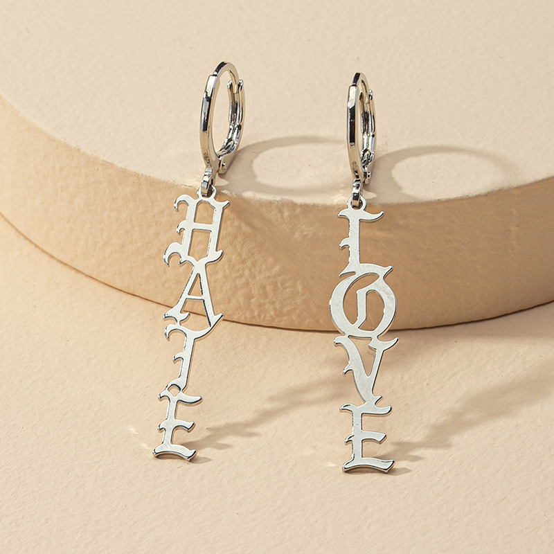 Mode 1 Paire De Boucles D&#39;oreilles De Vente Chaude Lettre Or Love Hate Gothique En Gros display picture 4